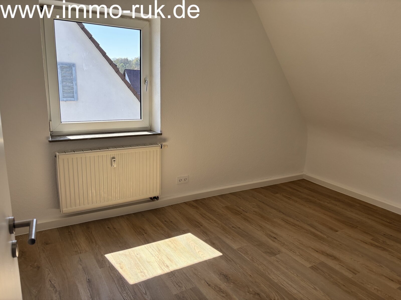 Neu renovierte Wohnung im DG - 3 Zimmer, Küche, Bad 