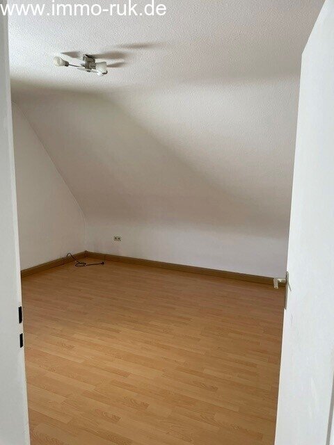 Schöne Wohnung im DG - 2 Zimmer, Küche, Bad 
