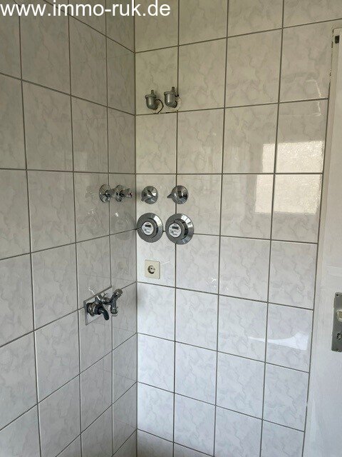 Schöne Wohnung im DG - 2 Zimmer, Küche, Bad 