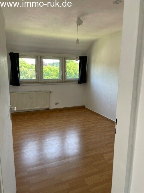 Schöne Wohnung im DG - 2 Zimmer, Küche, Bad 