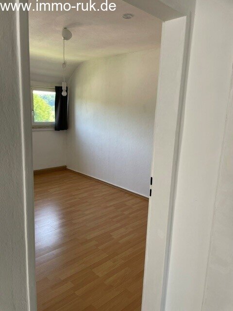 Schöne Wohnung im DG - 2 Zimmer, Küche, Bad 