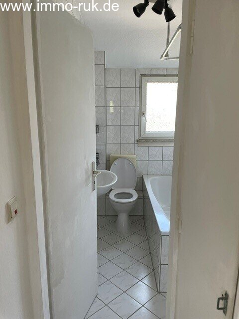 Schöne Wohnung im DG - 2 Zimmer, Küche, Bad 
