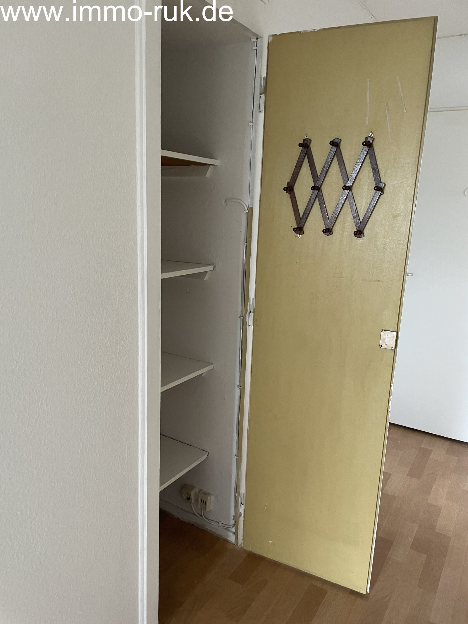 Schöne Wohnung im DG - 2 Zimmer, Küche, Bad 