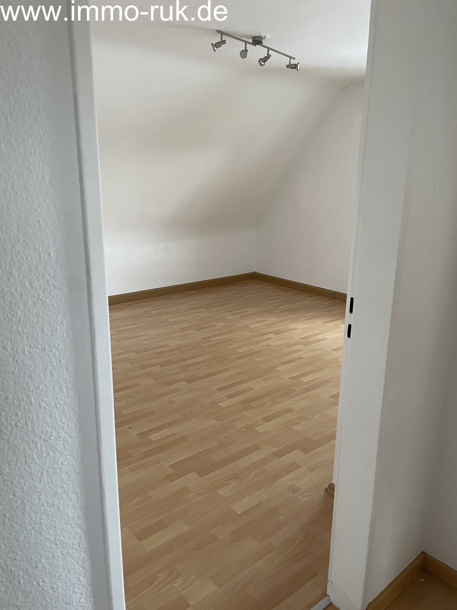 Schöne Wohnung im DG - 2 Zimmer, Küche, Bad 
