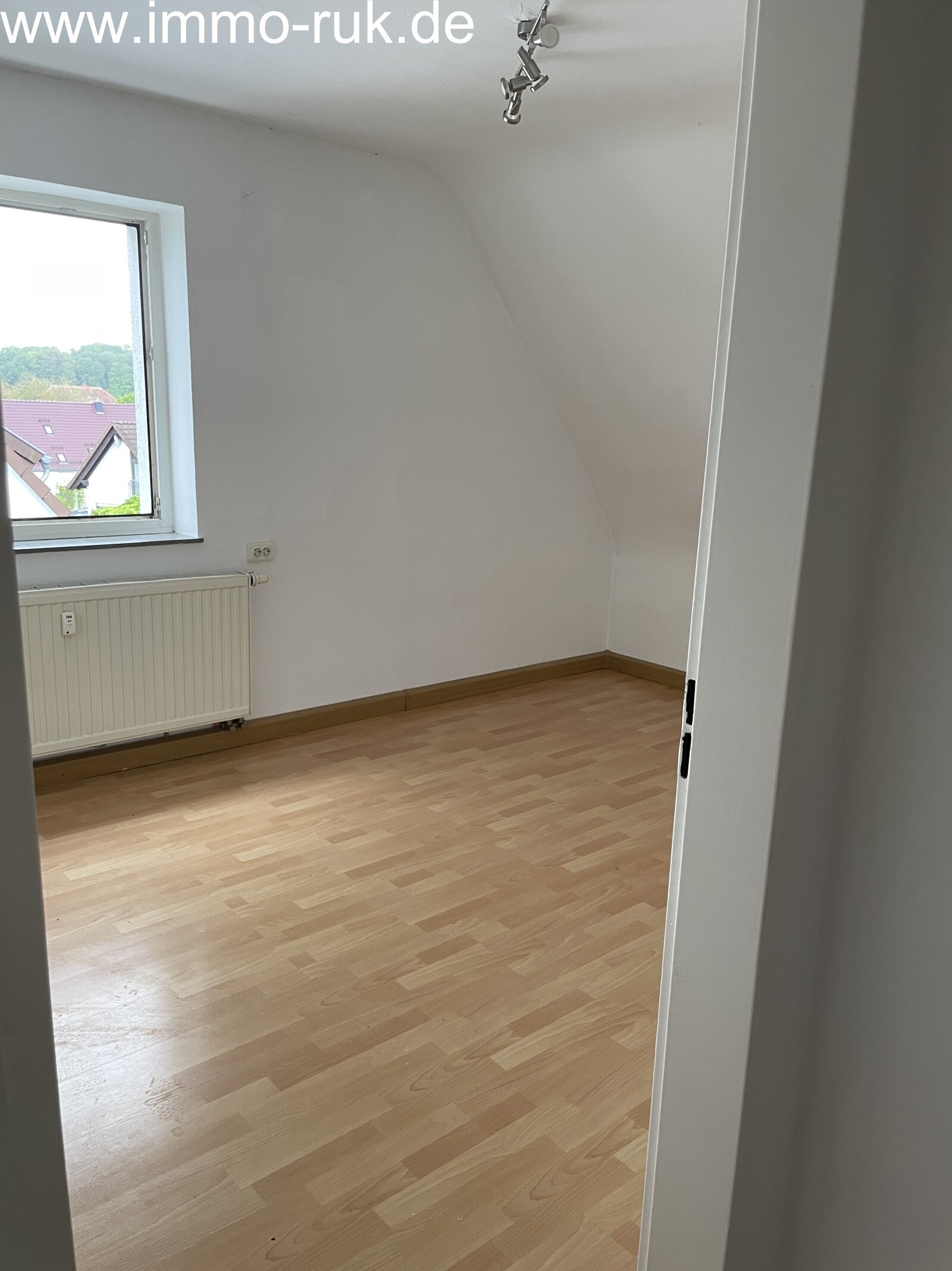 Schöne Wohnung im DG - 2 Zimmer, Küche, Bad 