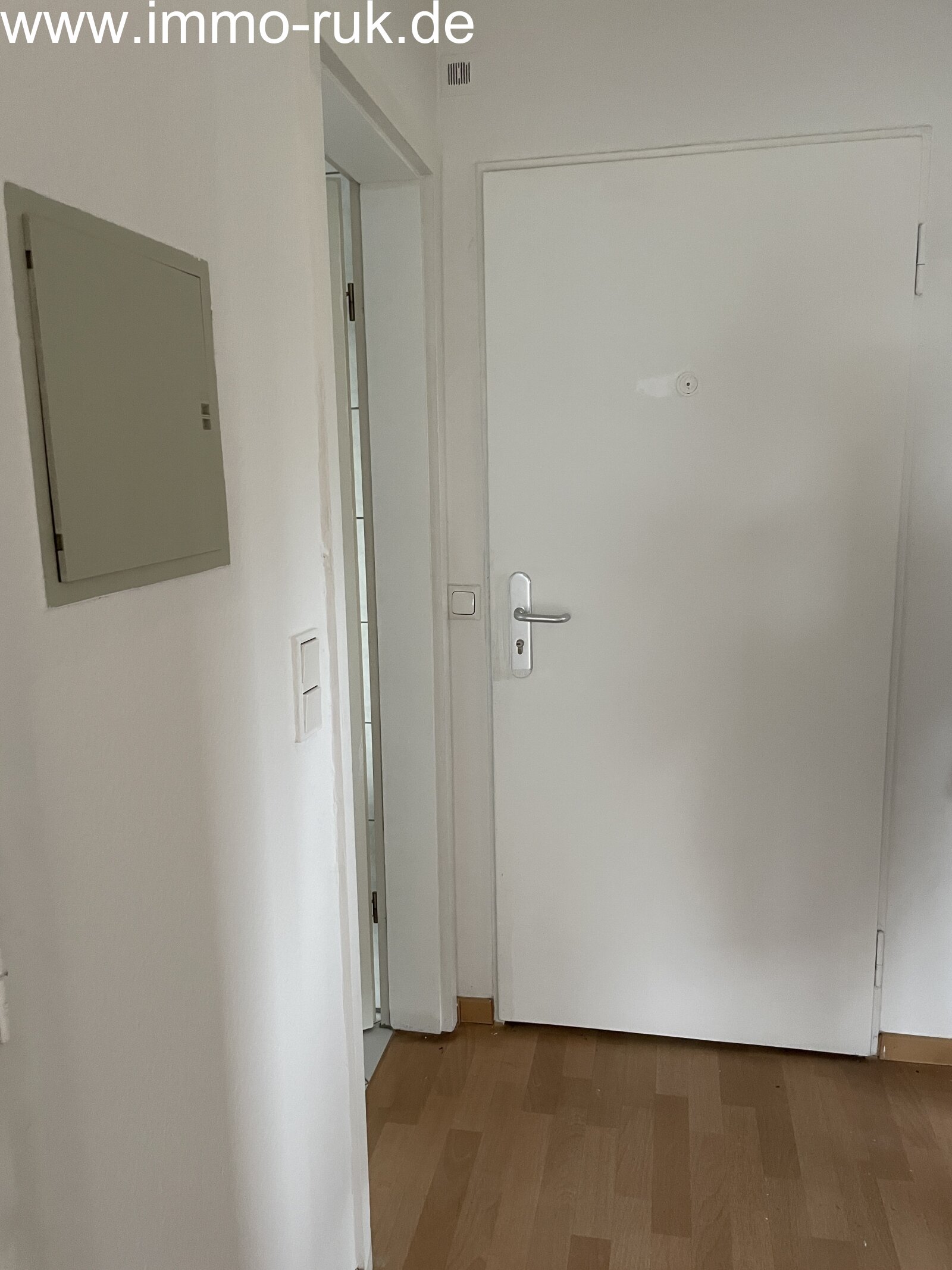 Schöne Wohnung im DG - 2 Zimmer, Küche, Bad 