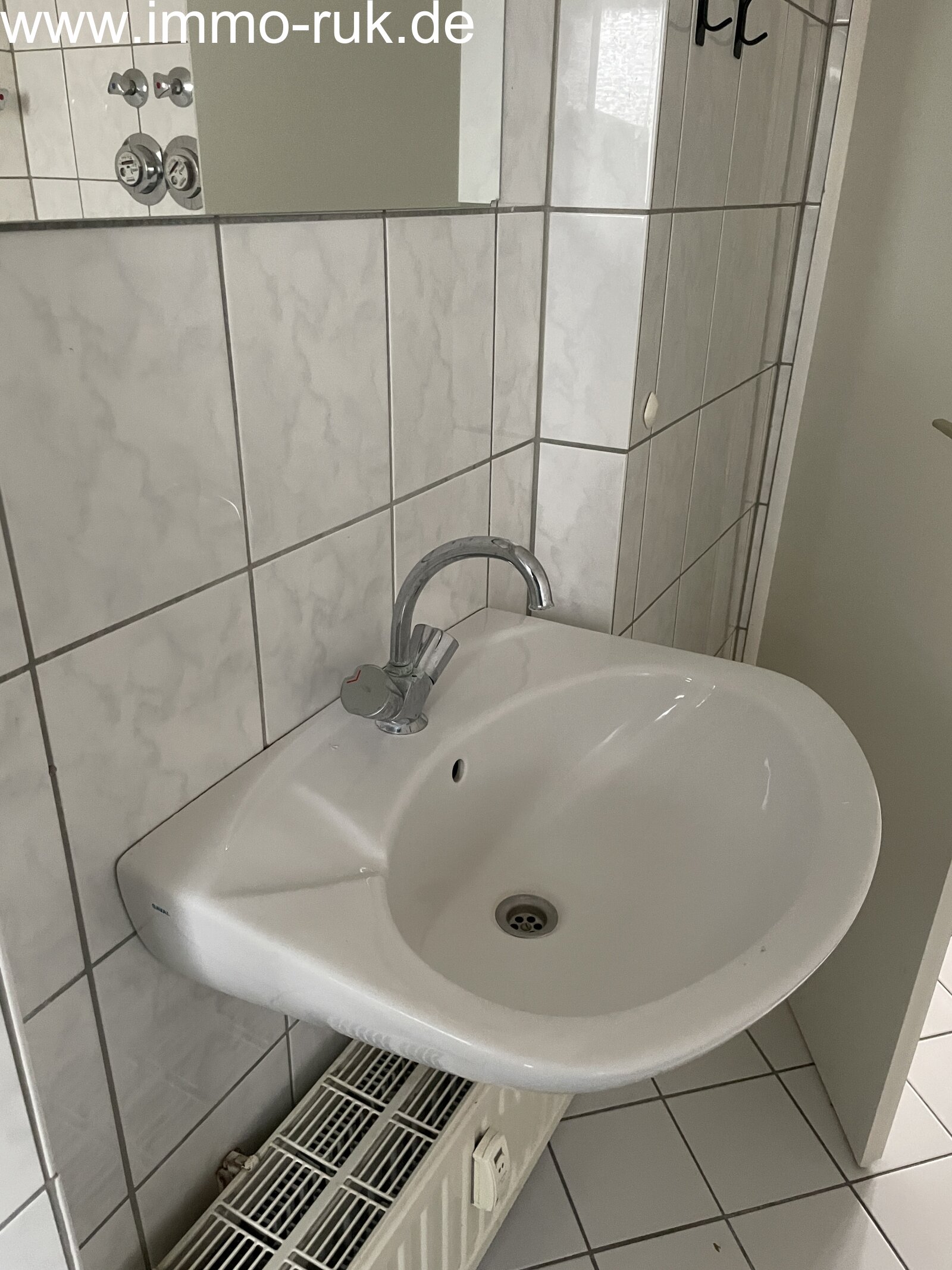 Schöne Wohnung im DG - 2 Zimmer, Küche, Bad 