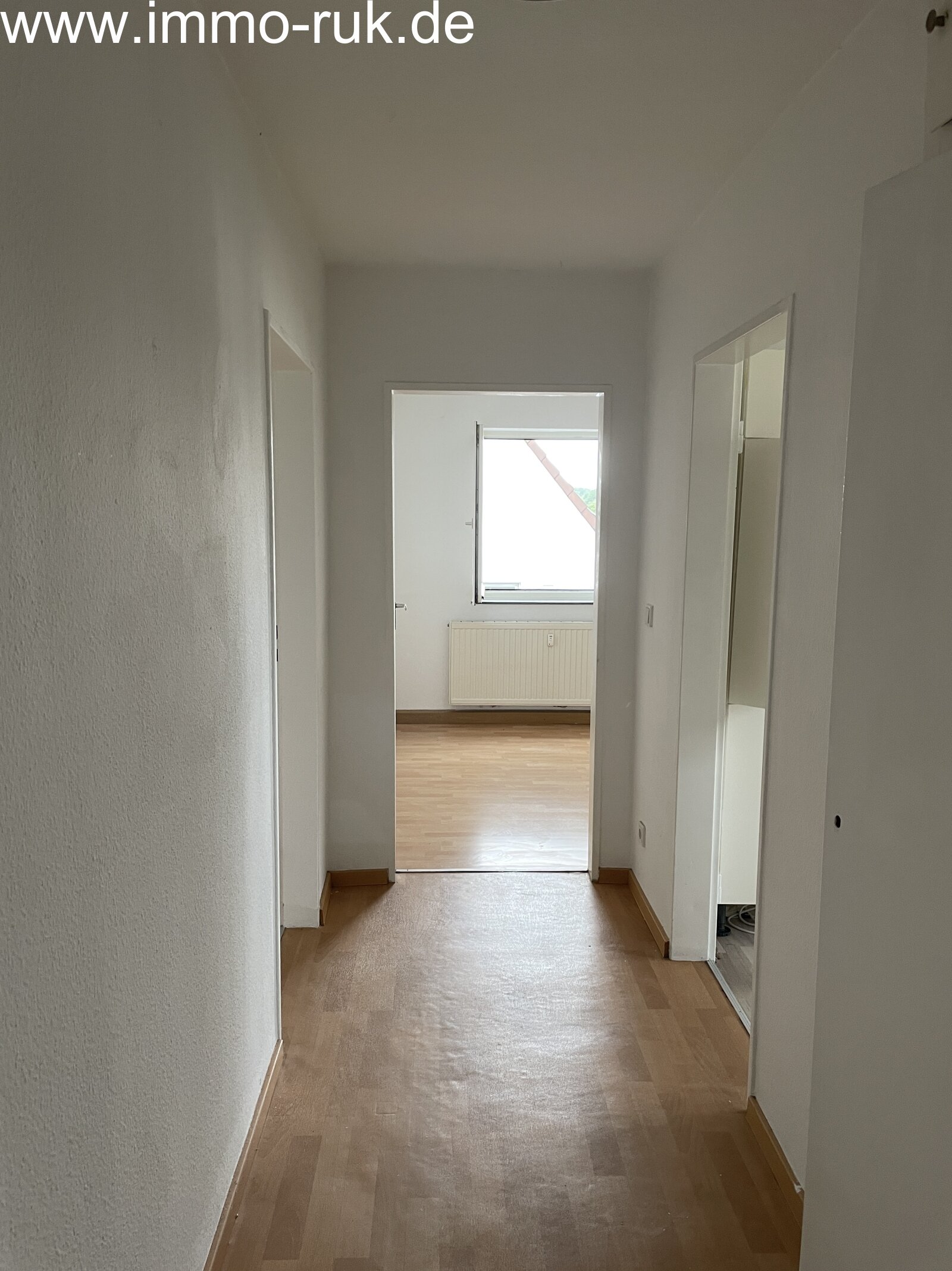 Schöne Wohnung im DG - 2 Zimmer, Küche, Bad 